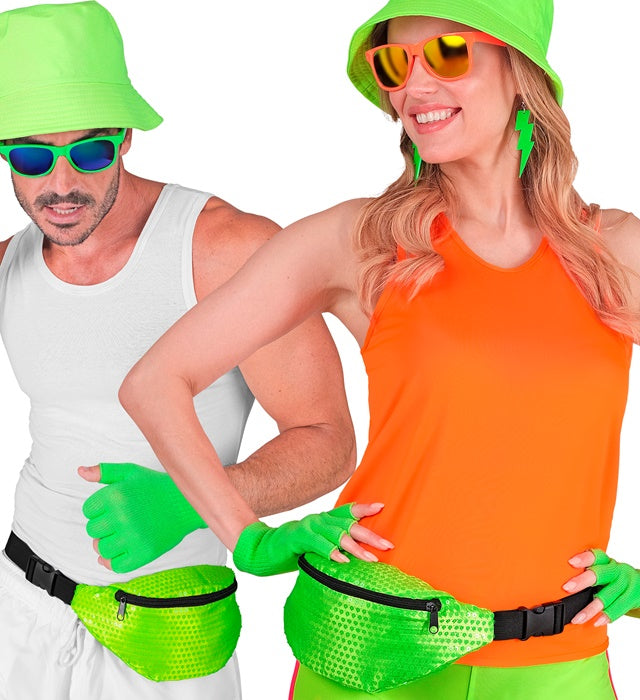 Neon grüne Pailletten Gürteltasche mit verstellbarem Gürtel auf weißem Hintergrund