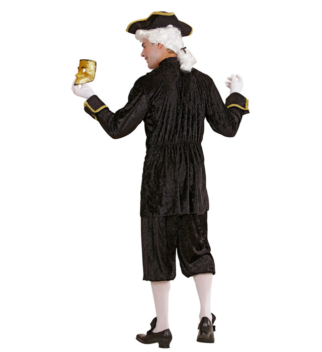Venezianisches Adligenkostüm mit Jabot, Hose und Hut auf weißem Hintergrund