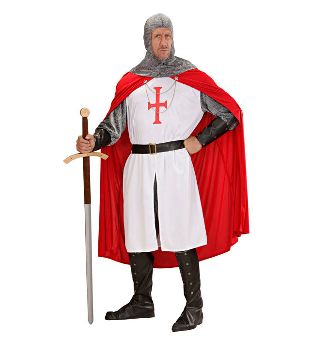 Kreuzritter-Kostüm mit Helm, Umhang und Stiefelüberziehern auf weißem Hintergrund
