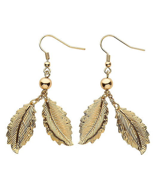 Goldene Ohrstecker in Blätterform als elegantes Fasnacht-Accessoire