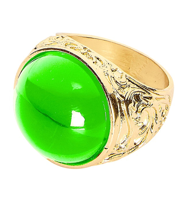 Goldener Ring mit grünem Stein auf weißem Hintergrund