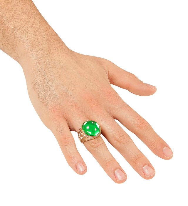 Goldener Ring mit grünem Stein auf weißem Hintergrund
