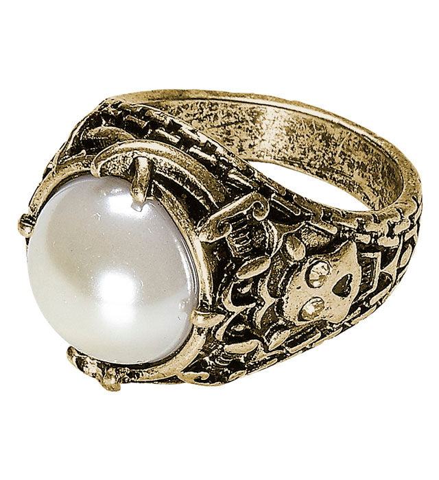 Goldener Ring mit weisser Perle auf neutralem Hintergrund