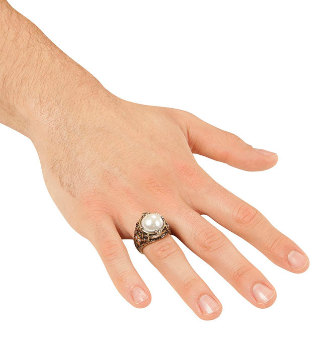 Goldener Ring mit weisser Perle auf neutralem Hintergrund