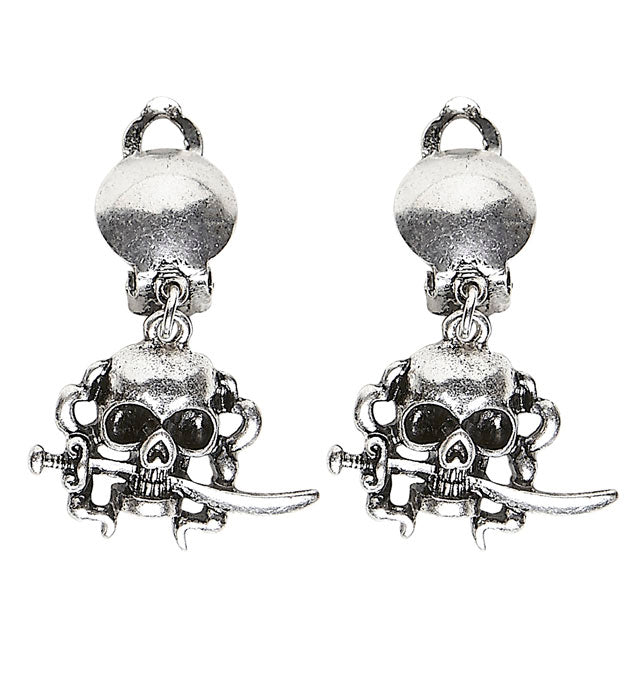 Ohrringe mit Totenkopf-Motiv im Piratenstil
