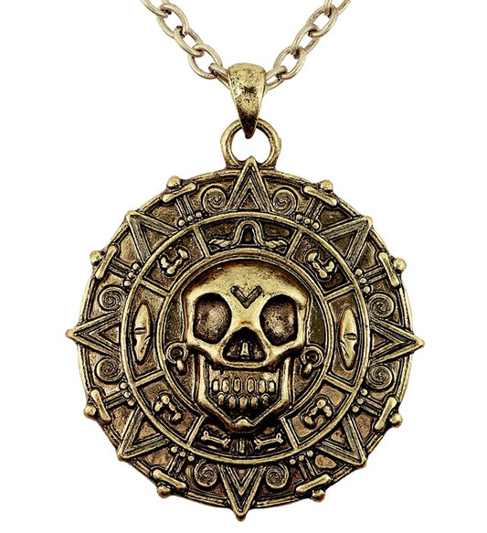 Piraten Halskette mit Totenkopf-Kompass auf dunklem Hintergrund