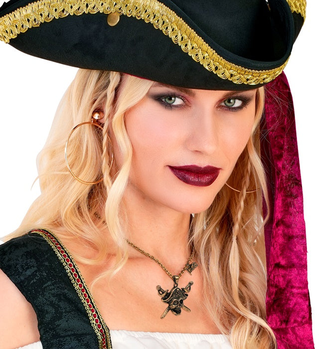 Halskette mit Piratentotenkopf und gekreuzten Schwertern auf schwarzem Hintergrund