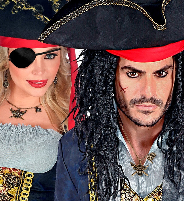 Halskette mit Piratentotenkopf und gekreuzten Schwertern auf schwarzem Hintergrund