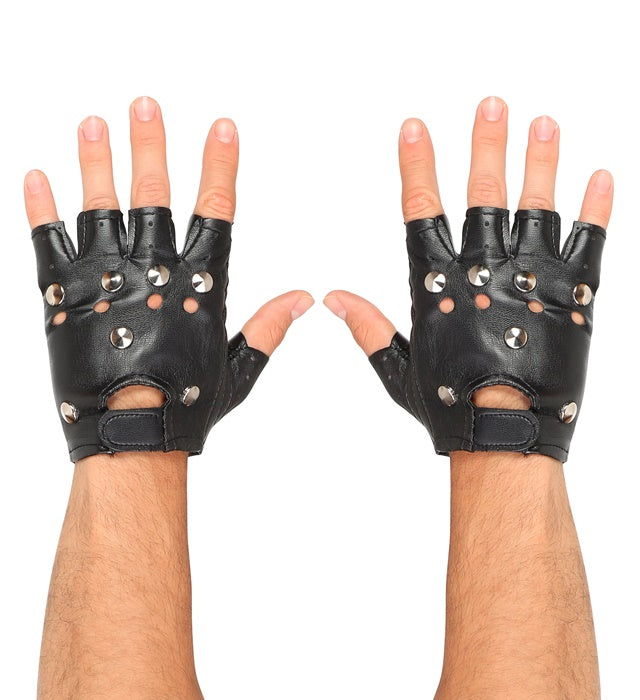 Fingerlose Nietenhandschuhe in schwarzer Lederoptik mit silbernen Nieten