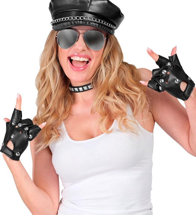 Fingerlose Nietenhandschuhe in schwarzer Lederoptik mit silbernen Nieten