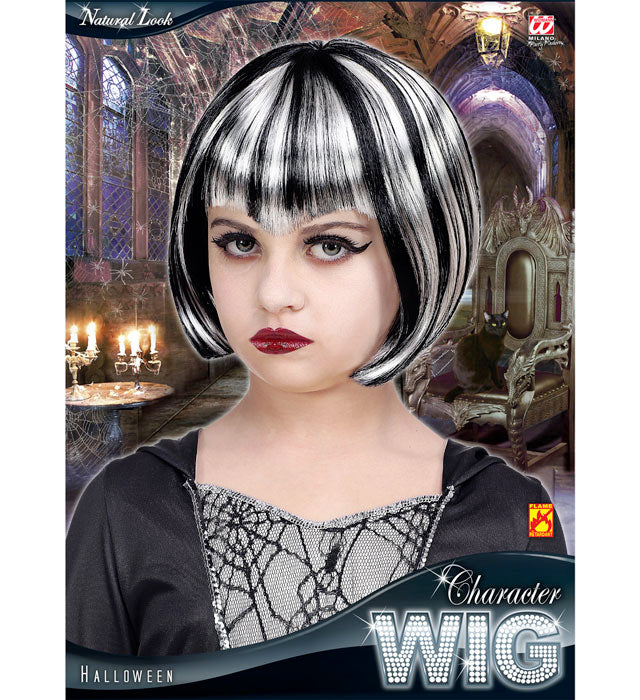 Schwarz-weisse gestreifte Halloween Perücke auf weissem Hintergrund