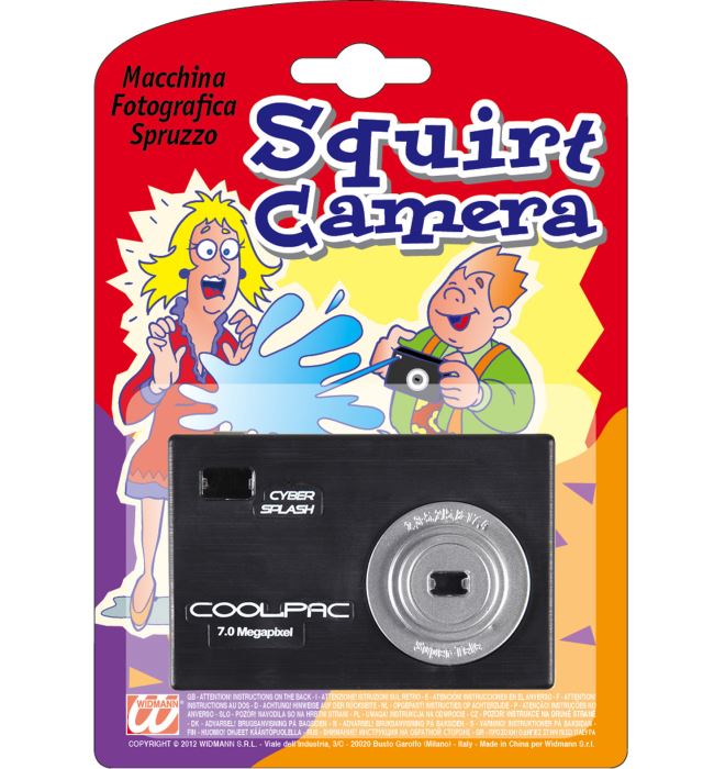 Spritzende Kamera Wasserspielzeug in Aktion bei sommerlicher Fasnacht