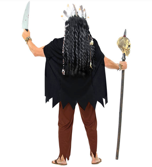 Voodoo Priester Kostüm mit Oberteil, Hose, Stirnband und Umhang auf neutralem Hintergrund