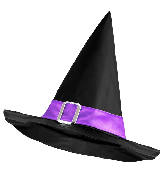 Schwarzer Hexenhut mit violettem Band und silberner Schnalle auf weißem Hintergrund