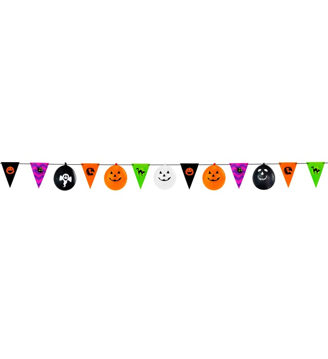 Halloween Girlande mit 8 Flaggen und 5 Ballons an einer Wand dekoriert