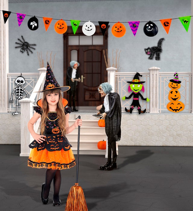 Halloween Girlande mit 8 Flaggen und 5 Ballons an einer Wand dekoriert
