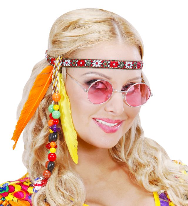 Hippie Stirnband mit bunten Perlen und Federn auf neutralem Hintergrund