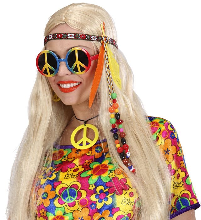 Hippie Stirnband mit bunten Perlen und Federn auf neutralem Hintergrund