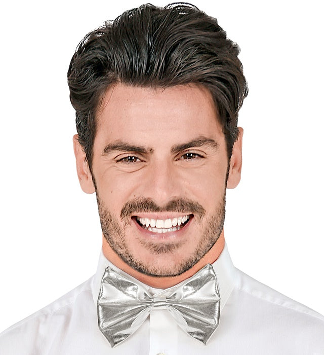 Metallisch silberne Fliege als elegantes Kostüm-Accessoire