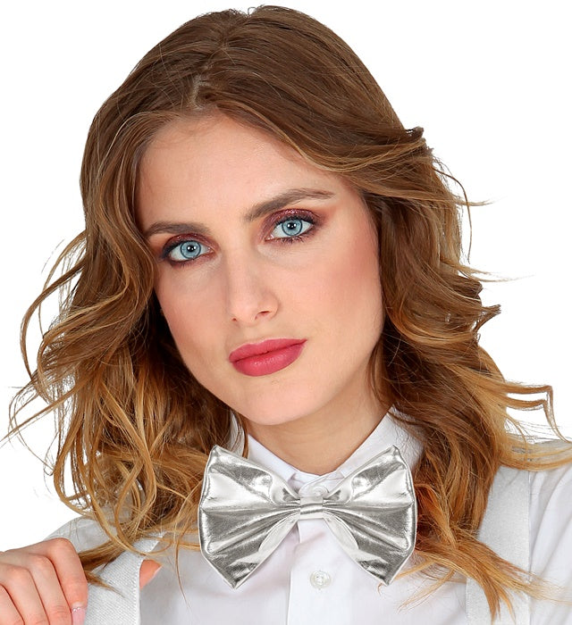 Metallisch silberne Fliege als elegantes Kostüm-Accessoire