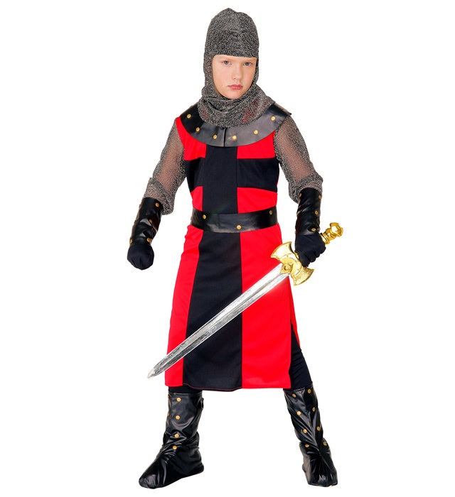 Schwarzes Ritterkostüm mit Helm, Gürtel, Armbändern und Stiefelüberziehern auf weißem Hintergrund