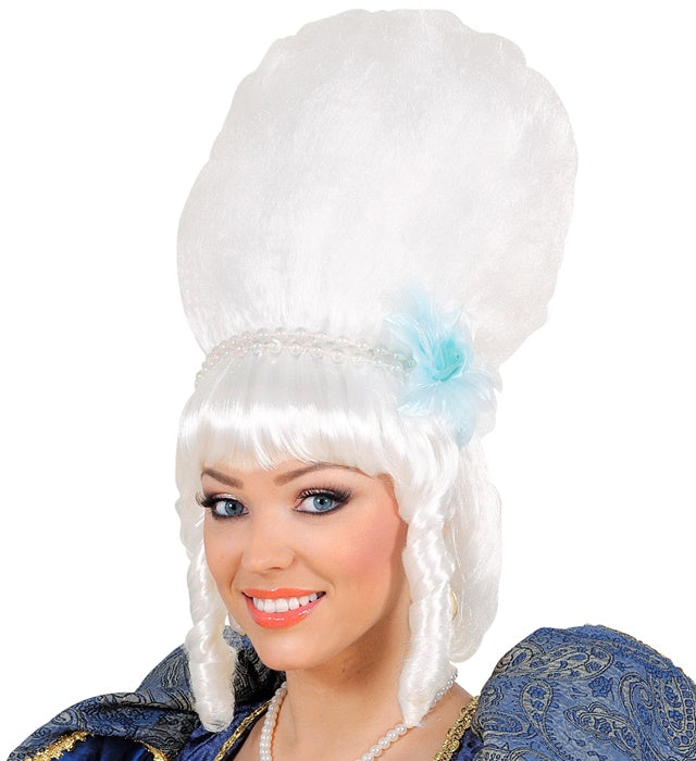 Perücke Marquise mit weißer Perlenkette und hellblauer Blume auf weissem Hintergrund