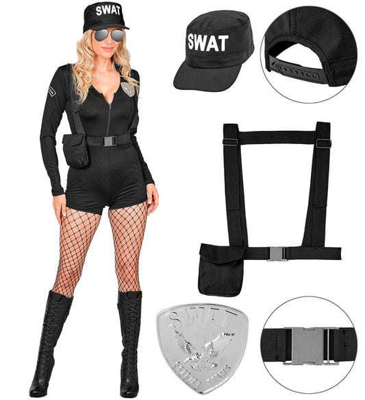 S.W.A.T. Kostüm mit Overall, Gürtel, Basecap und Abzeichen auf weißem Hintergrund