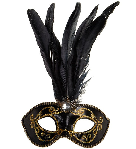 Schwarze Augenmaske mit goldenen Verzierungen, Stein und Federn auf weißem Hintergrund