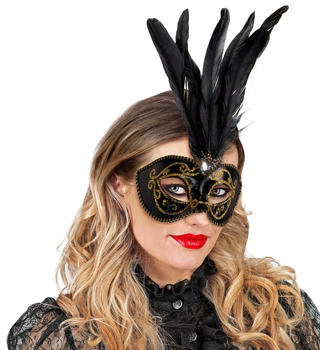 Schwarze Augenmaske mit goldenen Verzierungen, Stein und Federn auf weißem Hintergrund