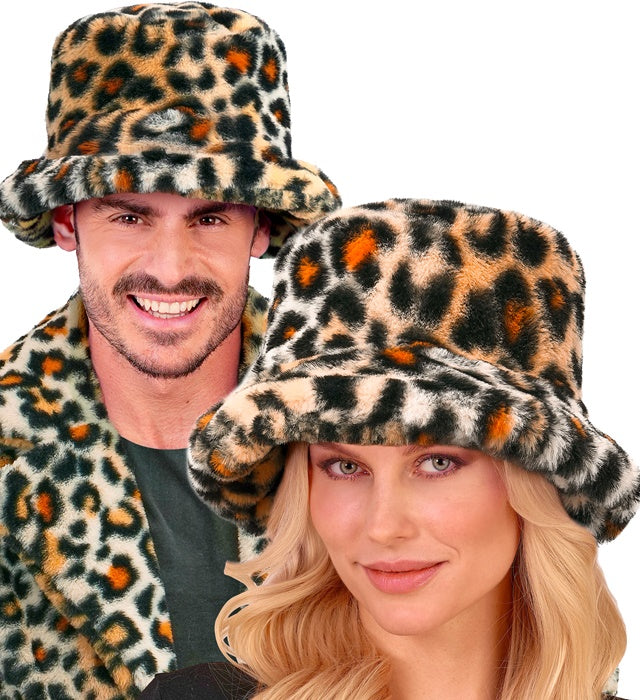 Plüsch Anglerhut mit Leopardenmuster auf weißem Hintergrund