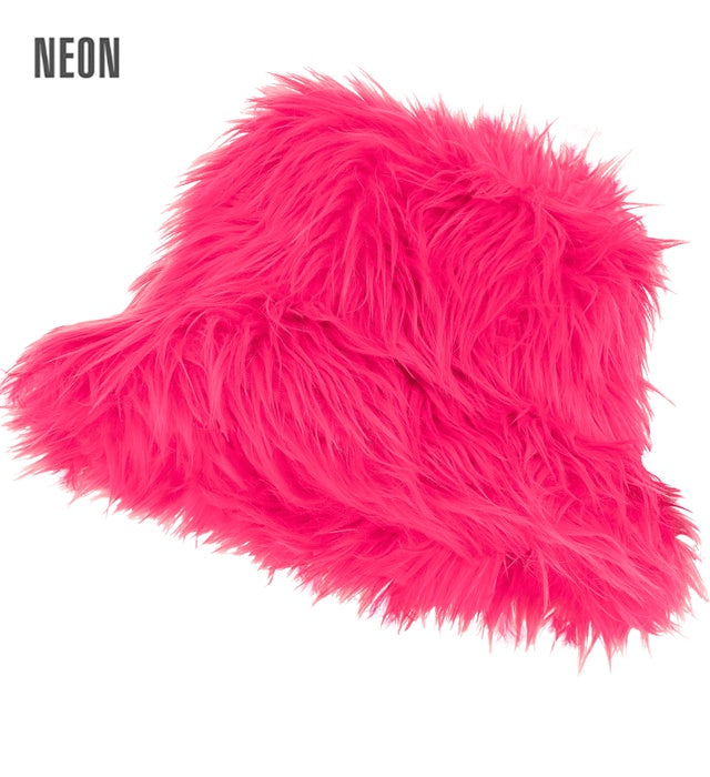 Neon pinker Plüsch Anglerhut auf weißem Hintergrund