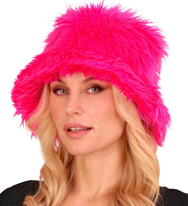 Neon pinker Plüsch Anglerhut auf weißem Hintergrund