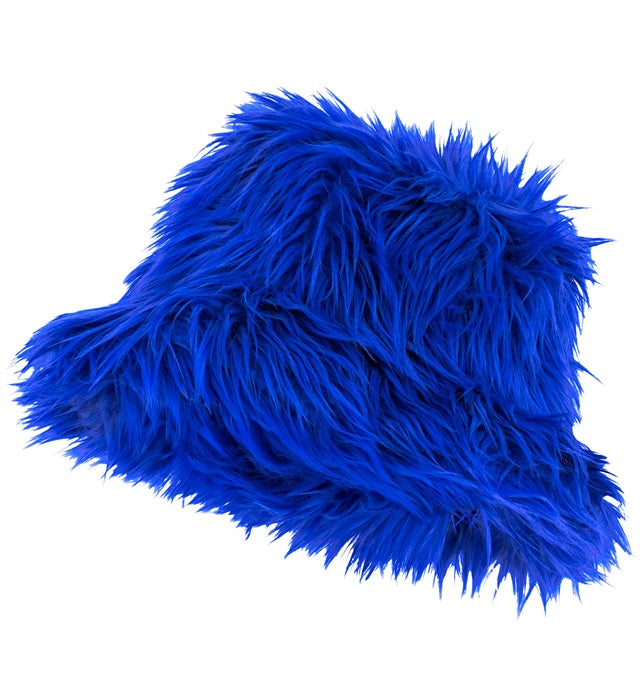 Blauer Plüsch Anglerhut auf weißem Hintergrund
