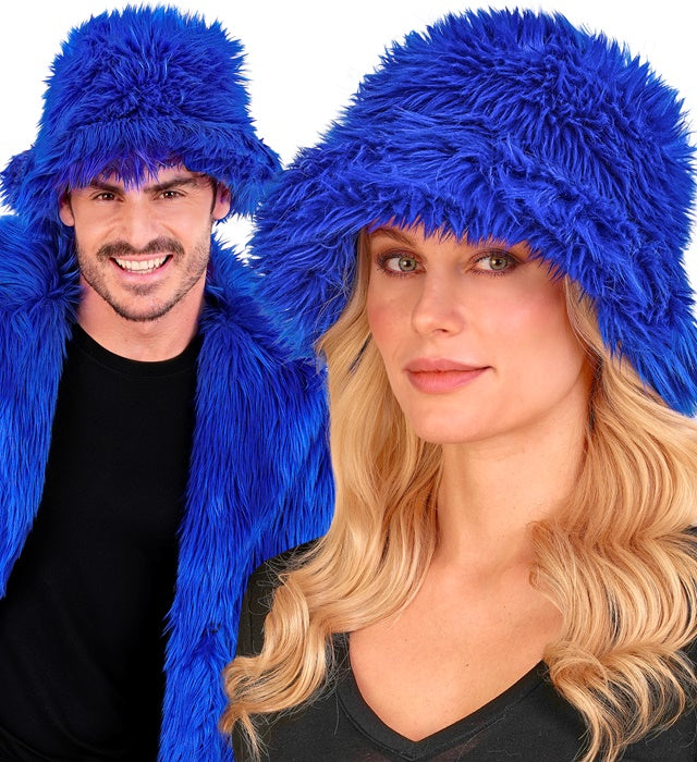 Blauer Plüsch Anglerhut auf weißem Hintergrund