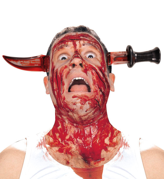 Blutiges Messer, das scheinbar durch den Kopf steckt – gruselige Halloween-Deko