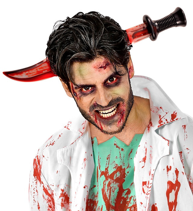 Blutiges Messer, das scheinbar durch den Kopf steckt – gruselige Halloween-Deko