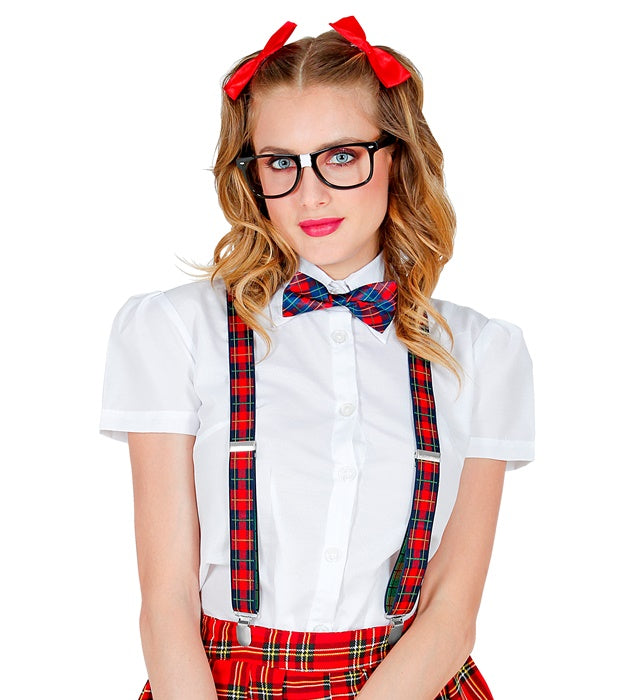Nerd-Kostümset mit Hosenträgern, Fliege und Retro-Brille auf weißem Hintergrund