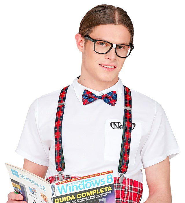 Nerd-Kostümset mit Hosenträgern, Fliege und Retro-Brille auf weißem Hintergrund