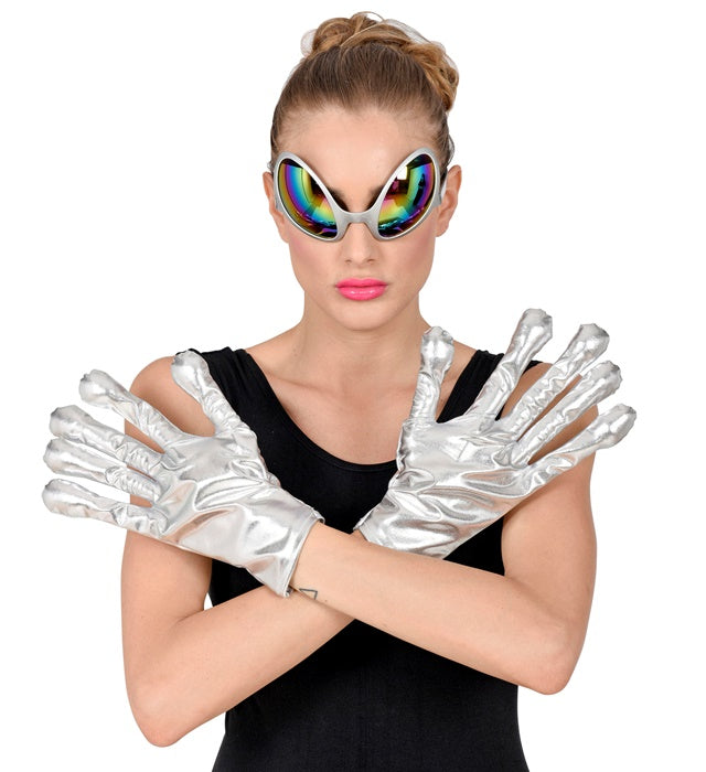 Silberne Alien Handschuhe mit metallischem Glanz auf schwarzem Hintergrund