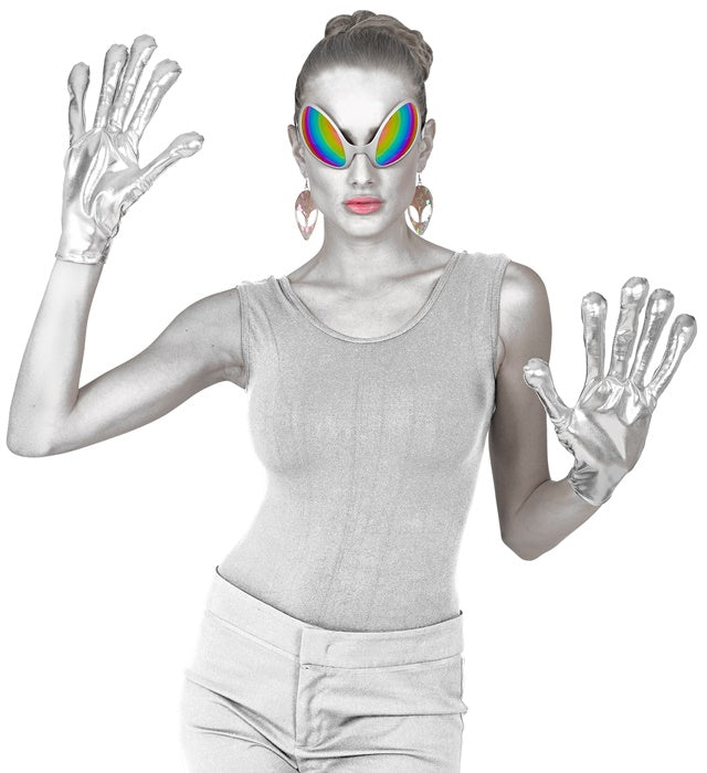 Silberne Alien Handschuhe mit metallischem Glanz auf schwarzem Hintergrund