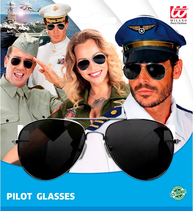 Pilotenbrille mit getönten Gläsern auf weißem Hintergrund