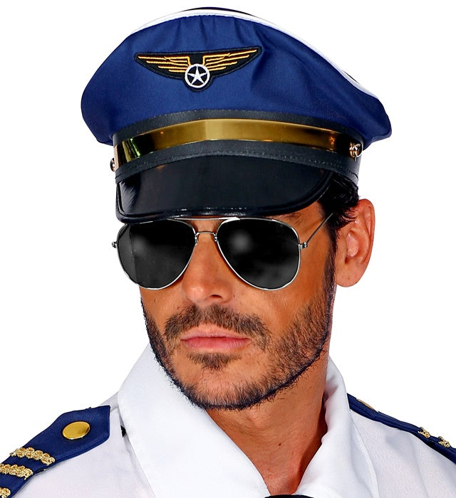 Pilotenbrille mit getönten Gläsern auf weißem Hintergrund