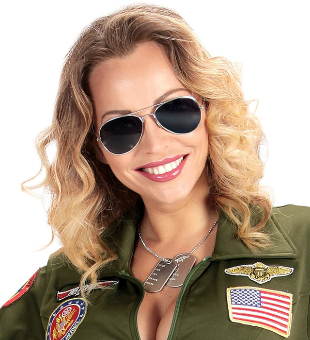 Pilotenbrille mit getönten Gläsern auf weißem Hintergrund