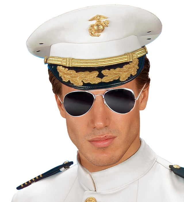 Pilotenbrille mit getönten Gläsern auf weißem Hintergrund