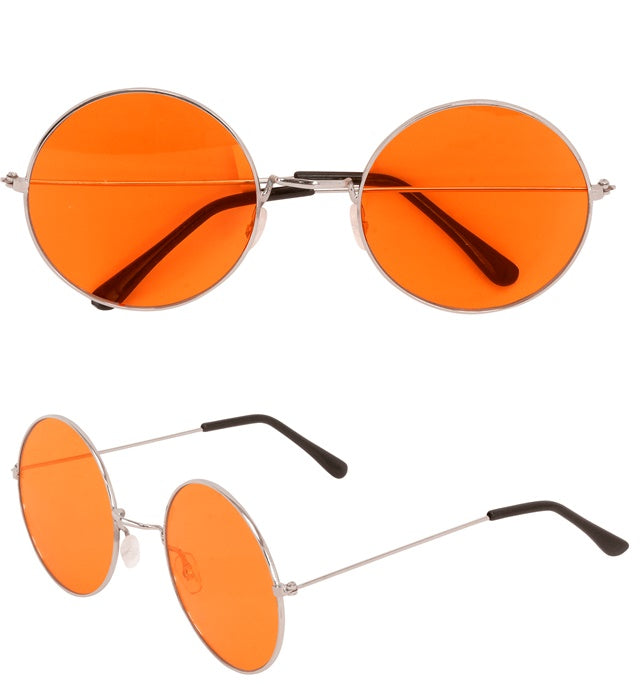 XL Hippie Brille mit großen orangenen Gläsern auf weißem Hintergrund