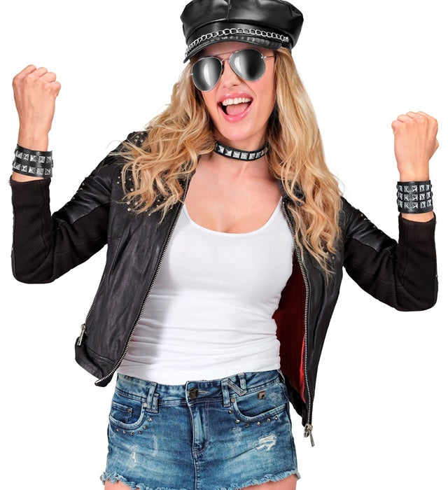 Schwarzes Kunstleder-Armband mit drei Reihen silberfarbener Nieten