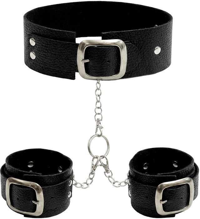 Kunstleder Halsband mit Nietenhandschellen und Ketten auf schwarzem Hintergrund