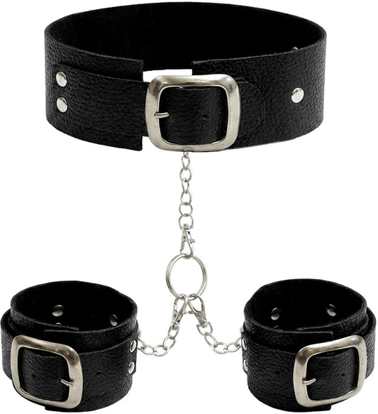 Kunstleder Halsband mit Nietenhandschellen und Ketten auf schwarzem Hintergrund