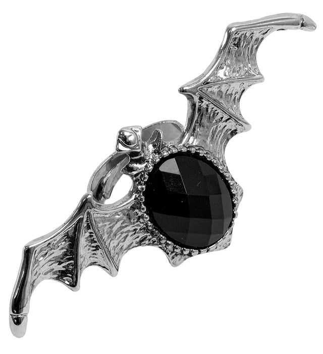 Gotischer Fledermaus Ring mit schwarzem Edelstein auf dunklem Hintergrund