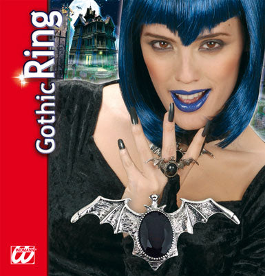 Gotischer Fledermaus Ring mit schwarzem Edelstein auf dunklem Hintergrund